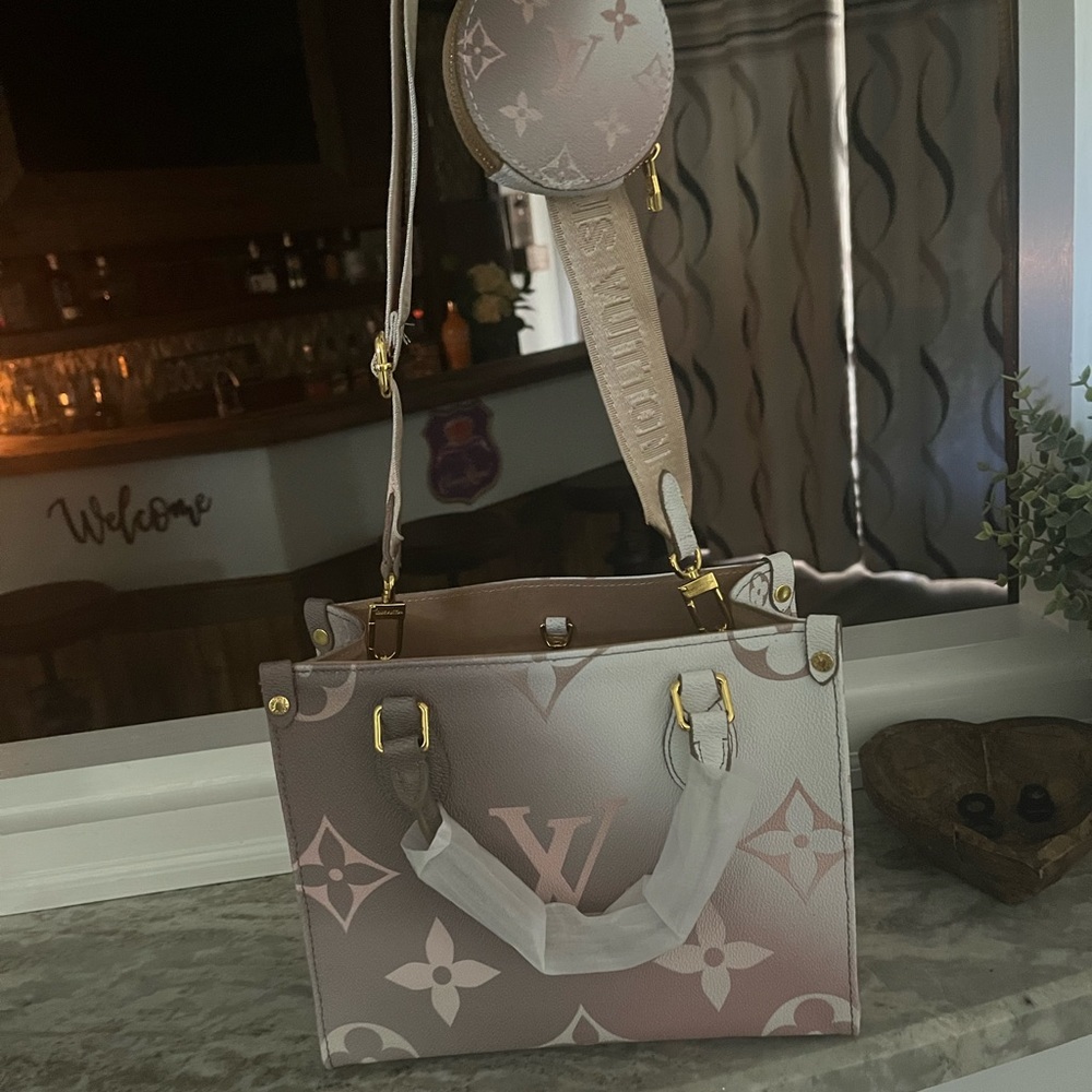 Beautiful leather designer purse 13x7 light pink and brown.